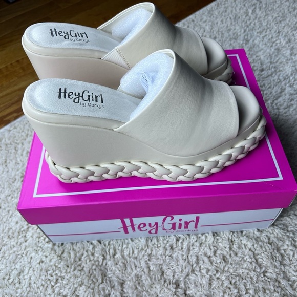 Women’s 8 Corky’s Ivory Resting Beach Face Sandals NEW - Picture 1 of 11